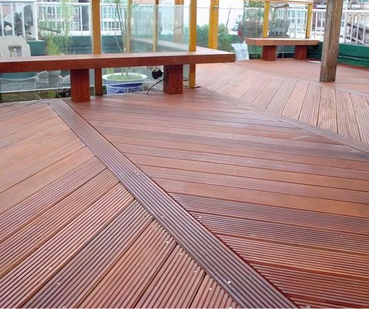 實木地板安裝保養(yǎng)，菠蘿格和橡木怎么選？