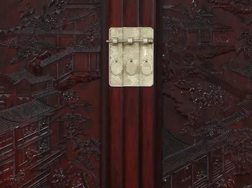 手工木工雕刻紅木家具，體現(xiàn)雕刻藝術的獨特魅力