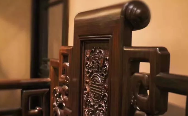 中國傳統(tǒng)紋飾：紅木家具紋飾內(nèi)的灰塵，究竟該如何保養(yǎng)，清塵