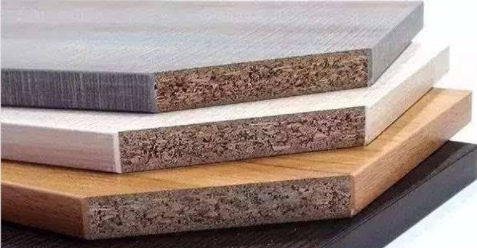 顆粒板和密度板哪個好？櫥柜定制實(shí)木顆粒板的優(yōu)缺點(diǎn)！