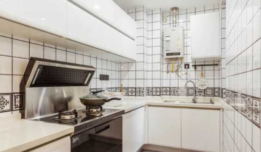 實木烤漆柜門：定制櫥柜門板的材質應該選什么，吸塑的還是烤漆的？