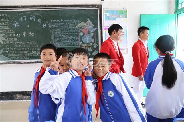 與智者為伍，與善者同行—左右手創(chuàng)始人南雄助學(xué)之行