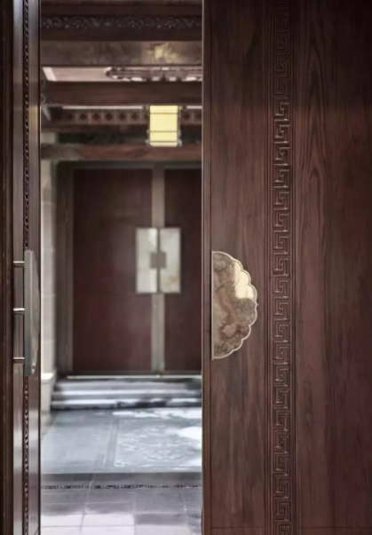 時(shí)尚中國(guó)風(fēng)設(shè)計(jì)師：一樣的中國(guó)風(fēng)木門，不一樣的新中式情懷