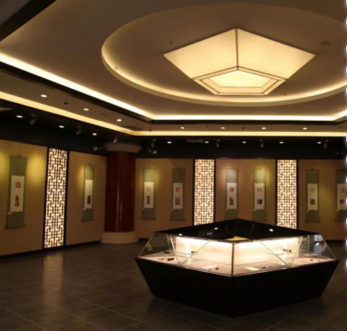 客廳立式展示柜，現(xiàn)代中式展示柜該如何設(shè)計(jì)？