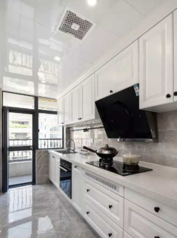 廚房裝修工程：廚房裝什么窗簾比較好打理？