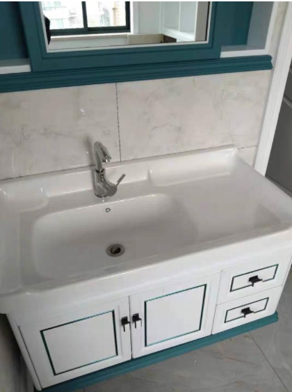 家居收納小技巧：浴室柜選橡木還是太空鋁的好？