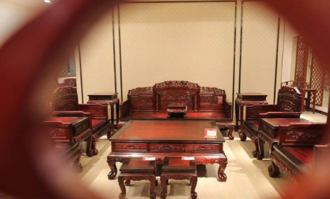 木制家具展柜：木制家具與鋁制家具 看哪個更適合你？