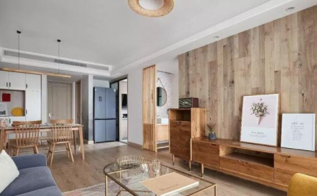 原木裝修價(jià)格：新房裝成原木簡(jiǎn)約清風(fēng)，溫馨漂亮，一個(gè)玄關(guān)柜更是實(shí)用好看