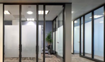 浴室磨砂玻璃隔斷：玻璃隔斷有什么優(yōu)點？玻璃隔斷安全系數(shù)高不高？