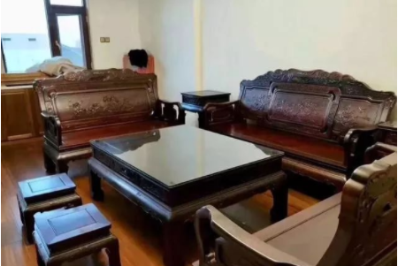 紅木的種類知識：紅木茶幾上需要放玻璃嗎？