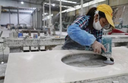 石材加工廠：如何選購(gòu)合格的石材？看表面？