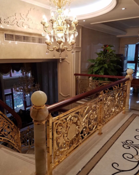 鏤空木雕花：設(shè)計別墅鋁雕花樓梯扶手 年輕就是不同