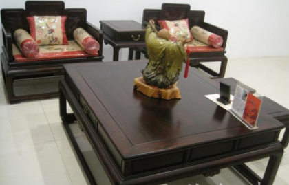 沙發(fā)清洗維修：大紅酸枝素面沙發(fā)，客廳家具不將就