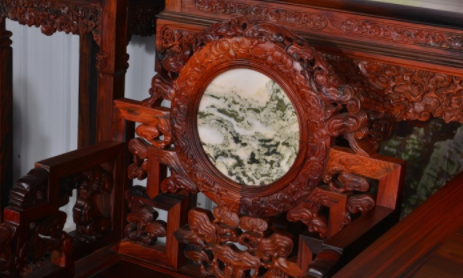 木雕工藝品圖片：紅木家具復(fù)雜的雕工，根本簡單不起來