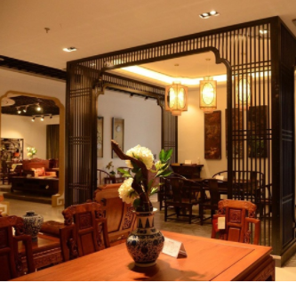 紅木家俱知識(shí)：客廳里紅木家具配什么樣的燈好？