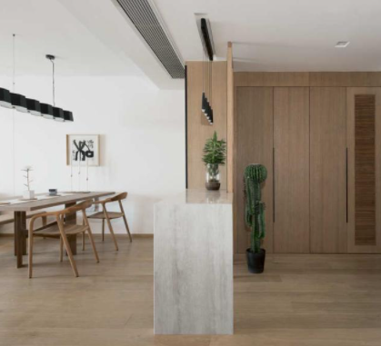 極家精裝房軟裝：對(duì)精裝法式進(jìn)行拆改，去除繁瑣裝飾，搖身變成清新原木風(fēng)