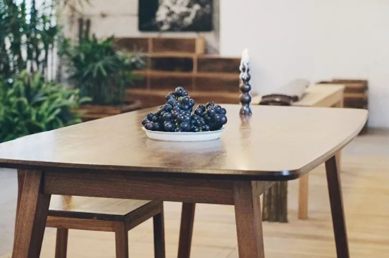 山東實木家具價格：實木家具保養(yǎng)是用油好還是蠟好？