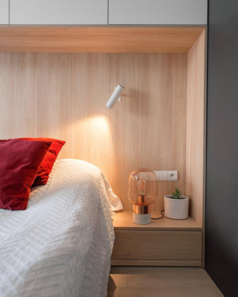 臥室設(shè)計說明圖：裝修，臥室床頭柜設(shè)計，燈光搭配有氛圍感