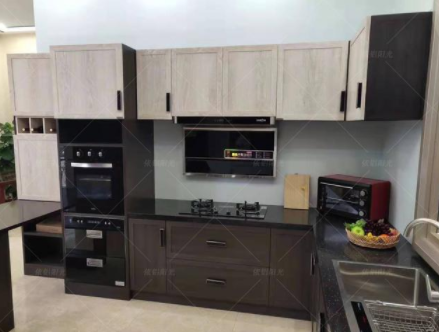 沈陽實木整體櫥柜：全鋁櫥柜和實木櫥柜相比，它的優(yōu)勢究竟在哪呢？