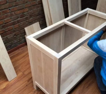 櫥柜臺面材料價格：櫥柜用鋁合金框架還是木質(zhì)框架好？