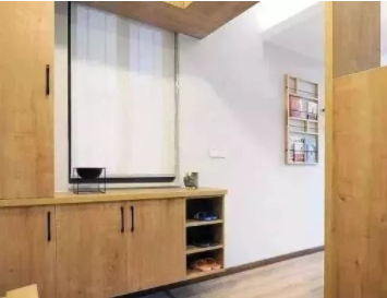 玄關(guān)設(shè)計效果圖：洗漱臺玄關(guān)的處理很實用，原木風很舒心