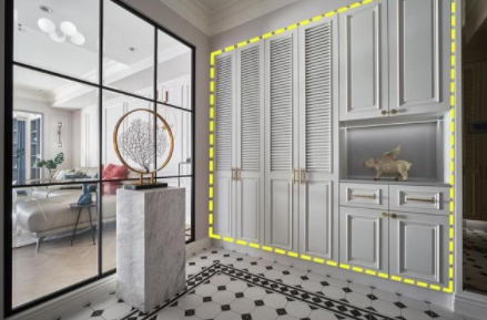 衣帽間裝修設(shè)計：玄關(guān)中間放吧臺，配上頂柜后，儲物效果堪比衣帽間