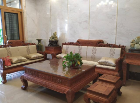 紅木家具款式知識(shí)：玉石與紅木的碰撞，相得益彰的家