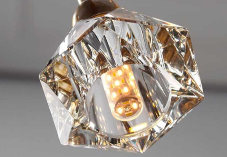 家裝案例知識：家裝客廳吊燈選什么材質(zhì)的好呢？