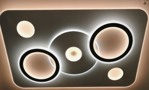 家裝現(xiàn)代簡約風(fēng)格：現(xiàn)代風(fēng)格的裝修吸頂燈好還是吊燈好？