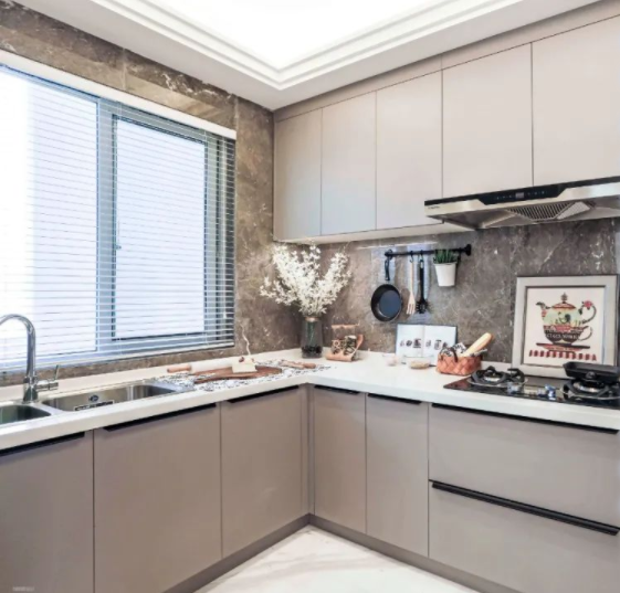 【櫥柜定制加盟】定制櫥柜要選什么板材？環(huán)保等級要達到多少？五金件怎么挑？