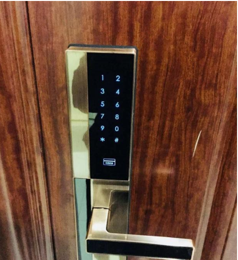 【時尚家居裝修設(shè)計】淺談家居裝修，智能鎖與機械鎖不得不說的爭執(zhí)