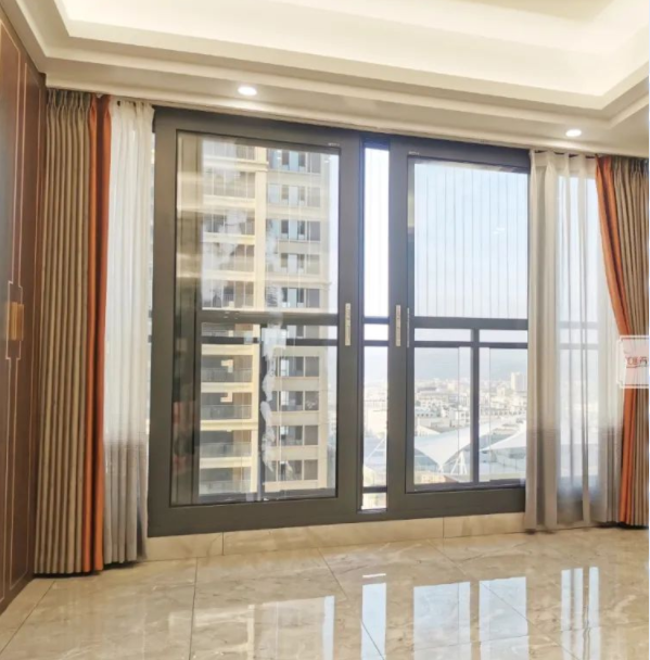 歐式窗簾布藝：客廳與陽臺連在一起，窗簾怎么安裝才好看?