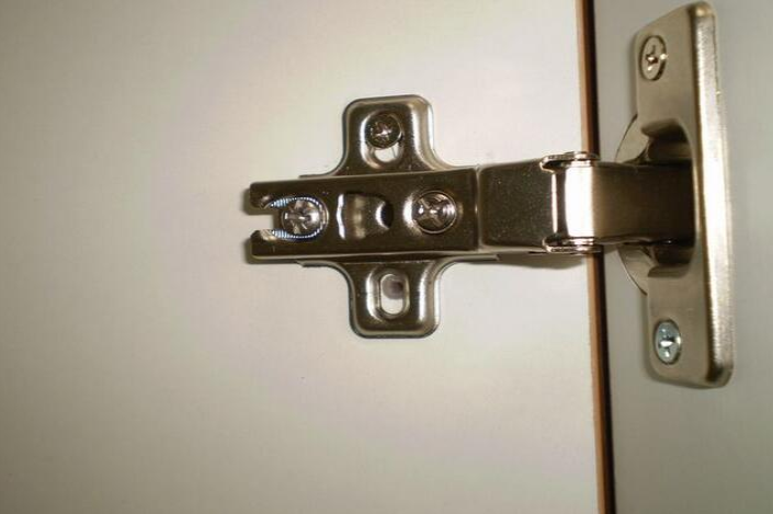 【鉸鏈配件安裝】衣柜鉸鏈安裝的步驟是什么？