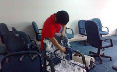 【折疊椅子爆炸】如何深層次的清潔椅子呢？椅子爆炸是什么原因造成的？