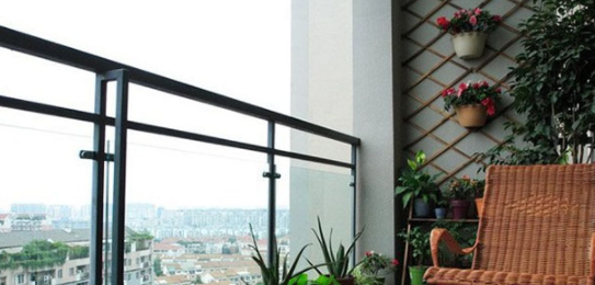 【伸縮晾衣架安裝】安裝一個(gè)伸縮式陽臺(tái)晾衣架好不好呢？