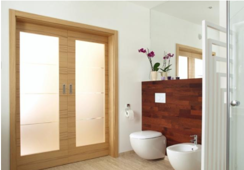 浴室玻璃門安裝：衛(wèi)生間門怎么選？全木門和半玻璃門有何區(qū)別？