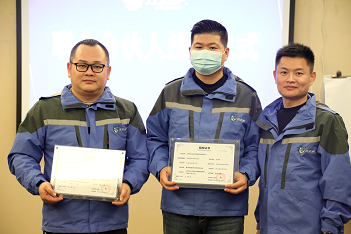 為周總（左），王總（中）頒發(fā)左右手股權(quán)證書(shū)