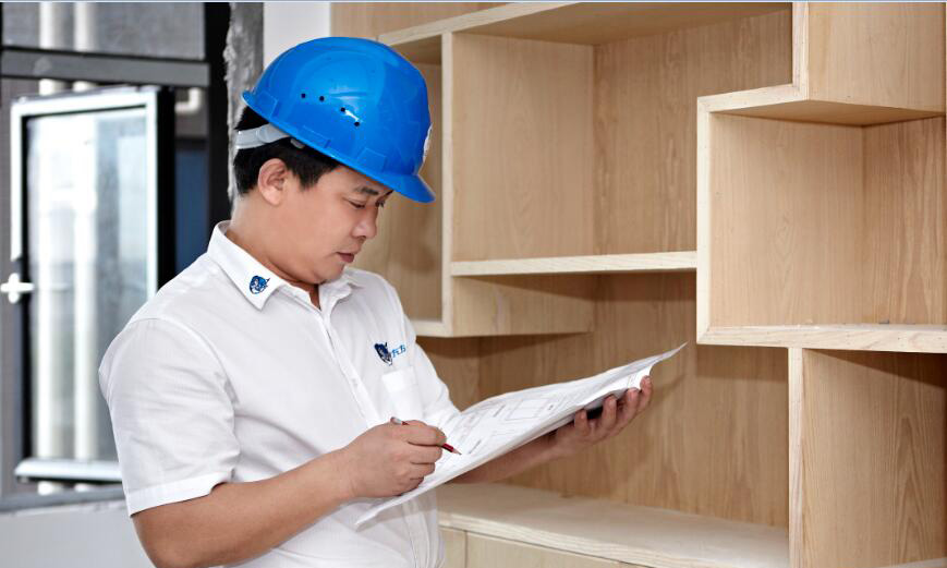 安裝工人對(duì)衣柜進(jìn)行驗(yàn)收工作 安裝工人對(duì)衣柜進(jìn)行驗(yàn)收工作